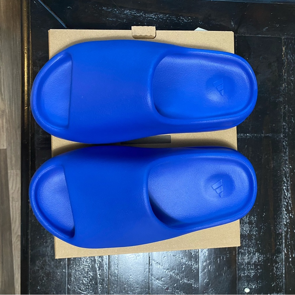 ‼️NEW‼️Yeezy slides “Azure”